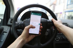 Cinci şoferi amendaţi de poliţiştii teleormăneni pentru că foloseau telefonul mobil la volan