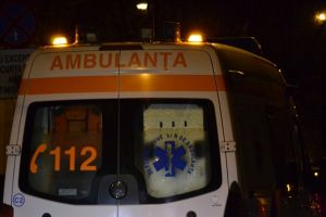 Ambulanţă în misiune lovită din plin de o şoferiţă, la Recaş. Trei persoane au fost rănite