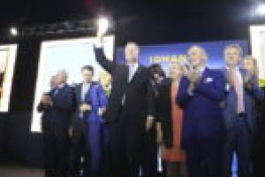 Vela nu face parte din Cabinetul Orban! Apără Guvernul de pesedişti, într-un război la baionetă!