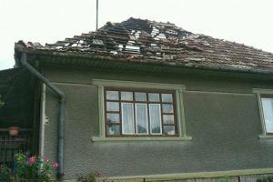 De la oameni, pentru oameni. O fundaţie şi o companie oferă sprijin de câte 5.000 de lei pentru victimele furtunii din vestul ţării