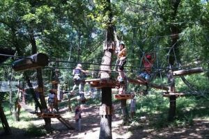 4200 de copii şi tineri din întreaga ţară şi-au antrenat curajul în Parcul de Aventură Dynamis din Alba Iulia