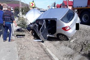 Accident la Dipşa. O femeie a rămas încarcerată