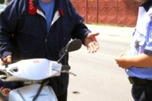 Trei ilegalităţi într-o singură seară – Ce a făcut un mopedist din Alămor