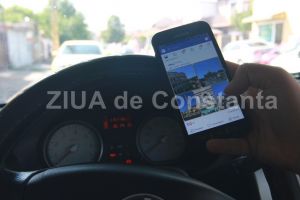 Folosirea telefonului in timpul condusului. Peste trei sute de sanctiuni in doua zile
