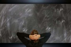 O fostă vânzătoare, ajunsă profesoară, şi-a umilit un elev bolnav punându-l în genunchi de faţă cu toată clasa