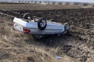 Mercedes făcut „ţestoasă” de un şofer beat