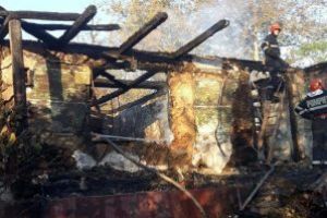 Casa din Vima Mare, distrusa de un incendiu (FOTO)