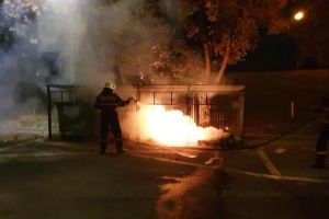 FOTO. Incendiu în Micro 16. Tomberoane cuprinse de flăcări