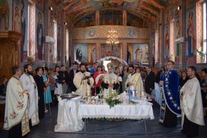 Traditie de 15 ani:  Copii aflati in asistenta maternala, crestinati la Cumpana in ajunul Sfintei Parascheva  (galerie foto) 