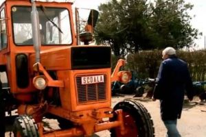 Fără specialişti în agricultură. Elevii cultivă plante pe hârtie şi fac practică pe tractoare de muzeu