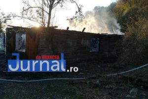 FOTO: Două case din Nereju au ars ca o torţă