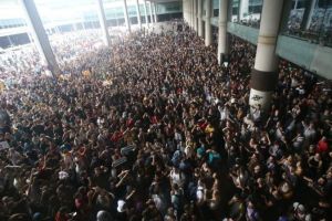 VIDEO Alertă de călătorie în Barcelona. Aeroportul blocat de protestatari