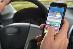 Şoferi amendaţi pentru că utilizau telefonul mobil