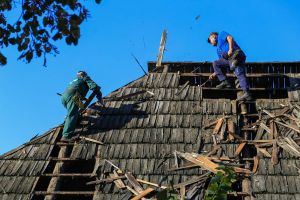 Meşteri din comuna Șanţ, la Bucureşti. Repară acoperişul celei mai frumoase case din Muzeul Satului (FOTO)