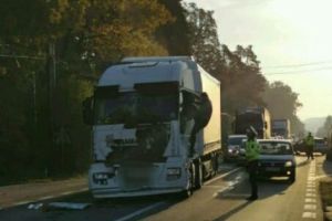 Două TIR-uri au făcut „buf” pe DN7