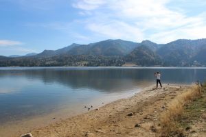 Zonă de promenadă pe malul lacului Colibiţa. Cine o amenajează şi cum va arăta