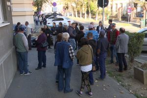 FOTO. Protest la IPJ Satu Mare. Zeci de oameni revoltaţi! Trei indivizi terorizează o comunitate!