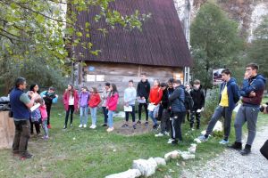 Altfel de lecţie: Copiii din Şuncuiuş şi Remetea au învăţat, la faţa locului, istoria peşterilor Unguru Mare şi Meziad (FOTO)