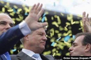 V-am dat jos, v-am pupat! Iohannis pleaca in Japonia. Presedintele lasa de izbeliste guvernul in cel mai critic moment