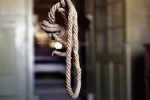 Sibian găsit mort într-un apartament. S-a spânzurat de clanţa uşii