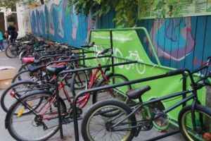 INEDIT. Pauze mai lungi sau zile fără teme pentru elevii care folosesc biciclete şi trotinete!