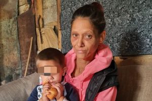 FOTO. Apel umanitar. O bunică îşi creşte nepoţelul într-o baracă din centrul Sătmarului, fără apă şi curent