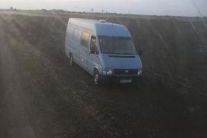 Maşină furată, descoperită abandonată pe un câmp, în apropiere de Becicherecul Mic