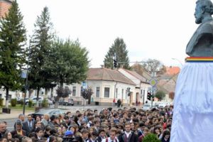 FOTO: Bustul lui Papiu Ilarian, în haine noi de Centenarul colegiului