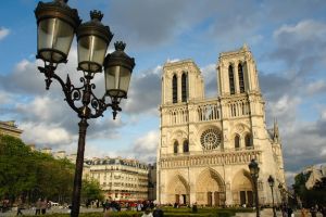 Incendiul catedralei Notre Dame, sursa de inspiratie pentru o miniserie TV