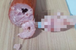 FOTO/VIDEO. Dezgustător! Ce a descoperit un bărbat într-un salam cumpărat din supermarket