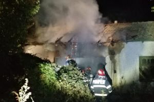 Casa, cuprinsa de flacari in localitatea Horia. Un barbat a fost gasit decedat (galerie foto)