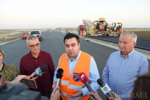 Ministrul Cuc, vizită de adio pe mini-autostrada din Bihor, ca să demonstreze că „şantierele duduie” (FOTO / VIDEO)