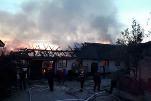 Incendiu puternic la o hală industrială din Uroi