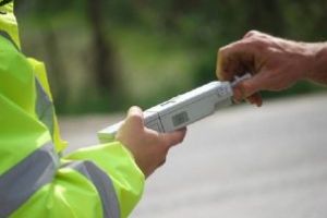  Un şofer aflat în comă alcoolică, reţinut pentru 24 de ore după ce a avariat mai multe autoturisme