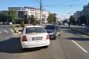 VIDEO exclusiv! Momentul impactului. Cum a produs o maşină fără şofer un accident la Botoşani. Vezi momentul impactului!