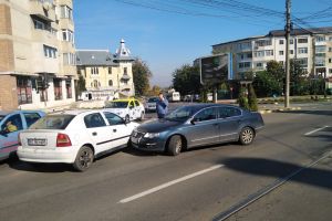 FOTO & VIDEO Incredibil! Accident produs de o maşină fără şofer, la Botoşani