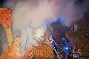 Intervenţie dificilă la stingerea incendiului izbucnit la acoperişul unei case din Șieu Măgheruş