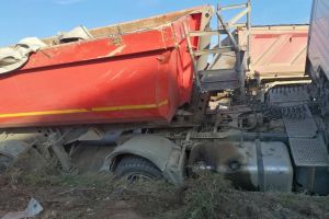 FOTO & VIDEO Accident la Vorona! Un camion s-a răsturnat într-un şanţ