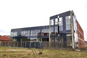 Lux gârlă: Administraţia Bazinală de Apă Crişuri şi-a tras sediu ca un mall, în Oradea