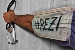 PROTEST MASIV AL MEDICILOR REZIDENȚI. DUPĂ 6 ANI DE ȘCOALĂ, SE TREZESC CU BUZA UMFLATĂ: NICI ȘOMERI, NICI ANGAJAȚI