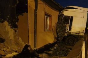 FOTO: Accident în Sângeorgiu de Mureş: un camion a intrat într-o casă!
