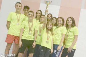 Înotătorii de la LPS Alba Iulia – trofeul şi o salbă de medalii la „Cupa Banatul”