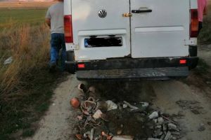 VIDEO Nesimţire filmată în Cartierul Arhitecţilor. Un şofer aruncă gunoiul din maşină şi pleacă