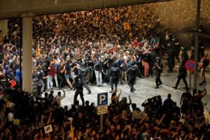 Aeroportul din Barcelona, sub asediul protestatarilor. Manifestaţiile sunt foarte violente