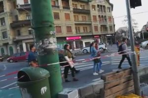 Pietonii, obligaţi să meargă pe şosea lângă catedrală. VIDEO