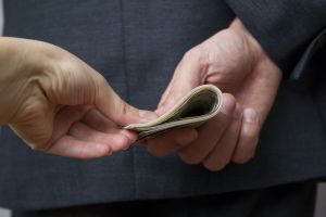 Poliţist de la Secţia Rurală Bistriţa, prins în flagrant când primea mită. El a fost reţinut