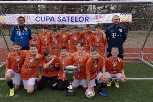 Peste 200 de copii din judeţul Suceava au încurajat aseară naţionala României în disputa ...