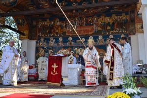 PS Damaschin a sfinţit altarul de vară al Parohiei Sfânta Vineri din Suceava