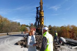 S-au reluat lucrările de reciclare asfaltică pe DN 2E, zonele Păltinoasa şi Solca