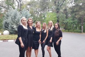 Strălucesc şi la tenis de masă şi la petrecere